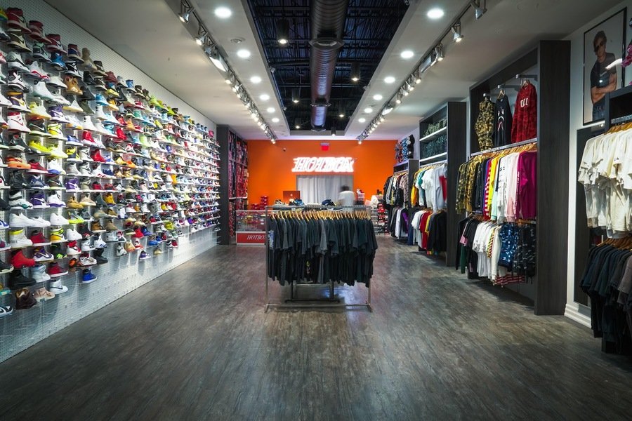 La tienda Hotbox fue fundada en 2017 en la ciudad de Toronto por Christopher Solhi, en 190 metros cuadrados, con su colección personal de zapatillas. Decidido a crear una experiencia de compra que Canadá nunca antes había visto.