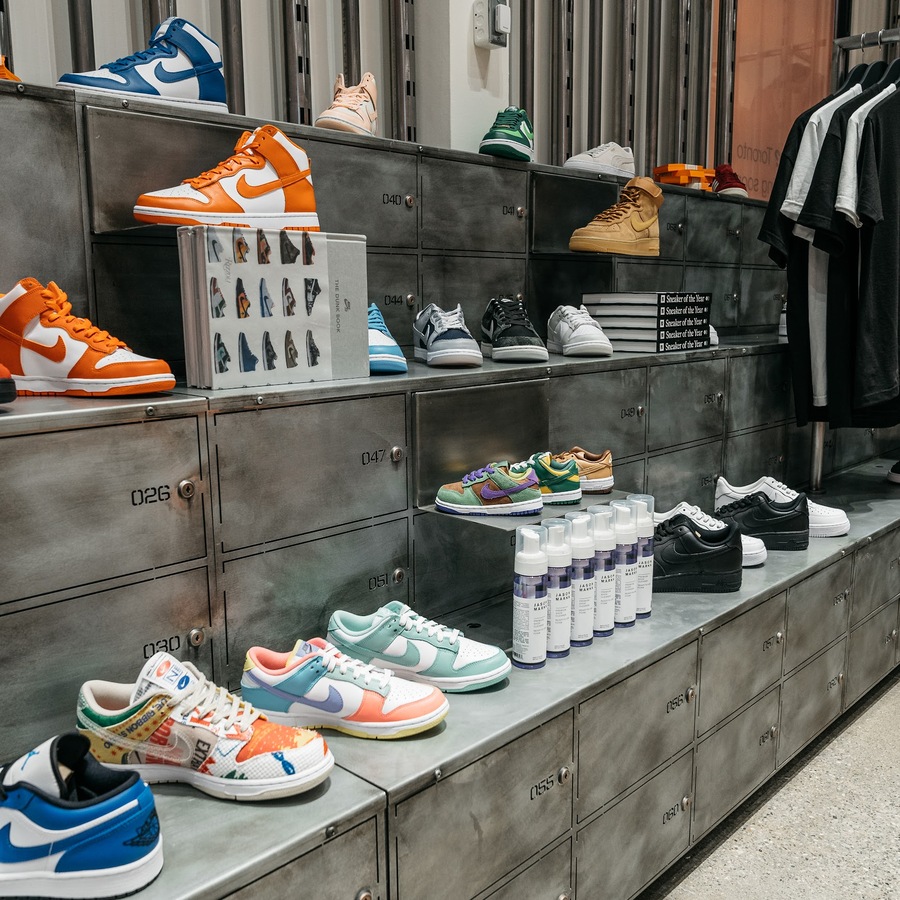 La tienda Size? es una reconocida Boutique Canadiense, y ya ha firmado colaboraciones en Colorways de marcas como: Nike, Vans, Adidas y New Balance.