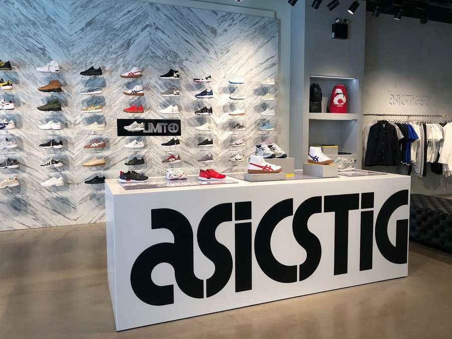 Dos tiendas Asics en la ciudad de Toronto en las siguientes direcciones: