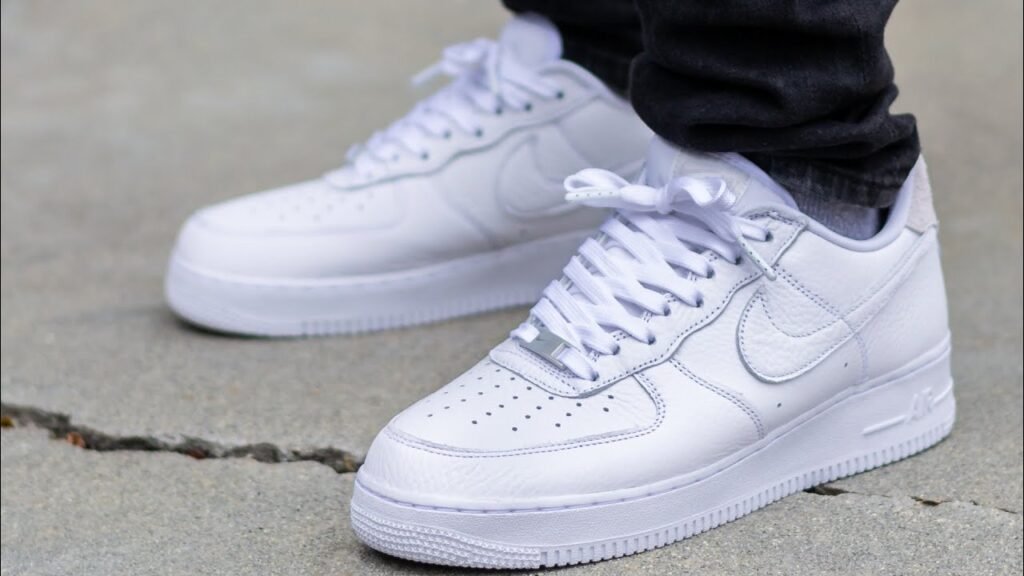 For example: Air Force 1 shoes are equipped with circular soles and AIR units encapsulated in the heel for greater jumping and landing capacity on basketball courts.